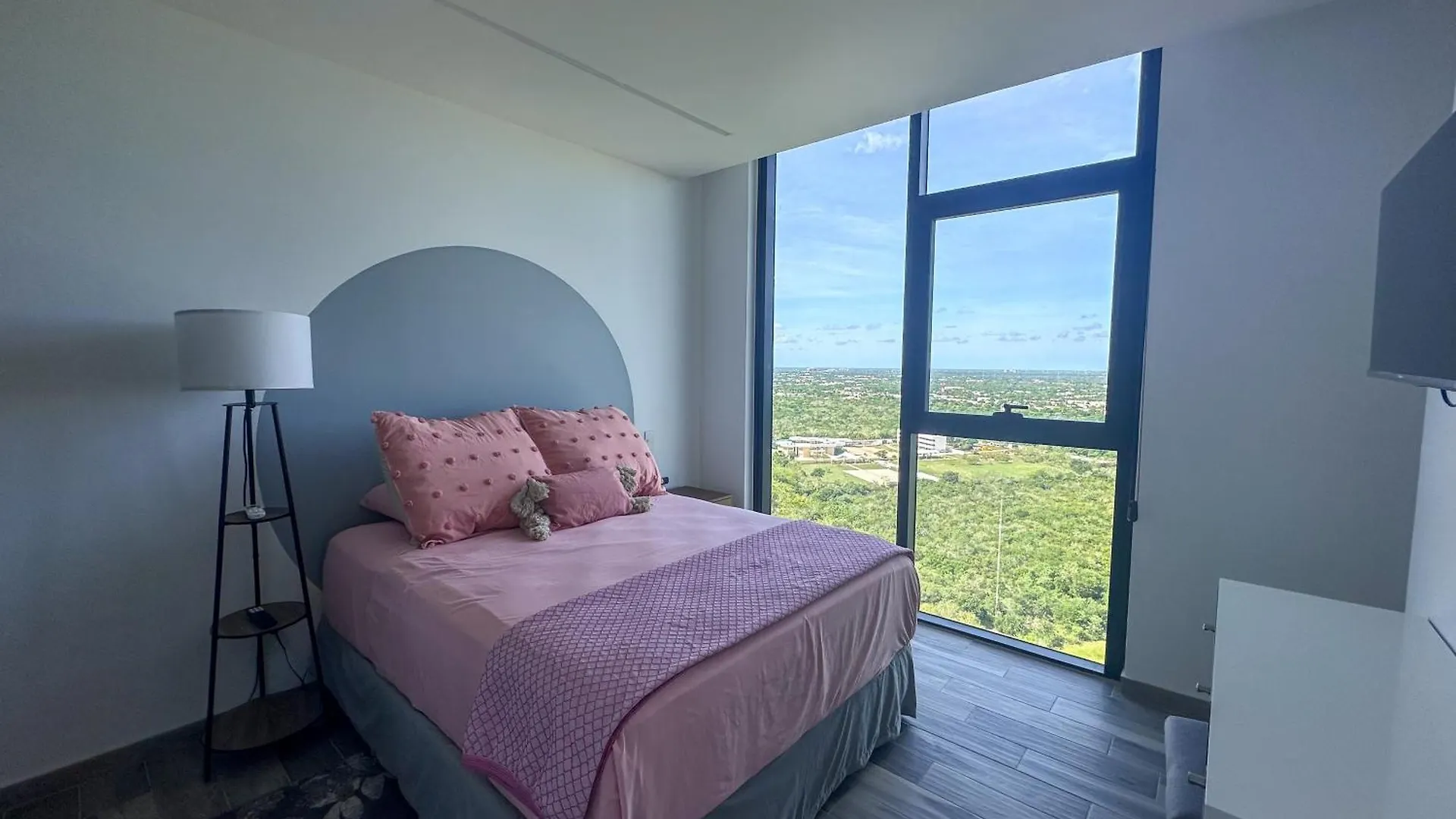 Luxurious Apartment With Charming Lake View In Merida