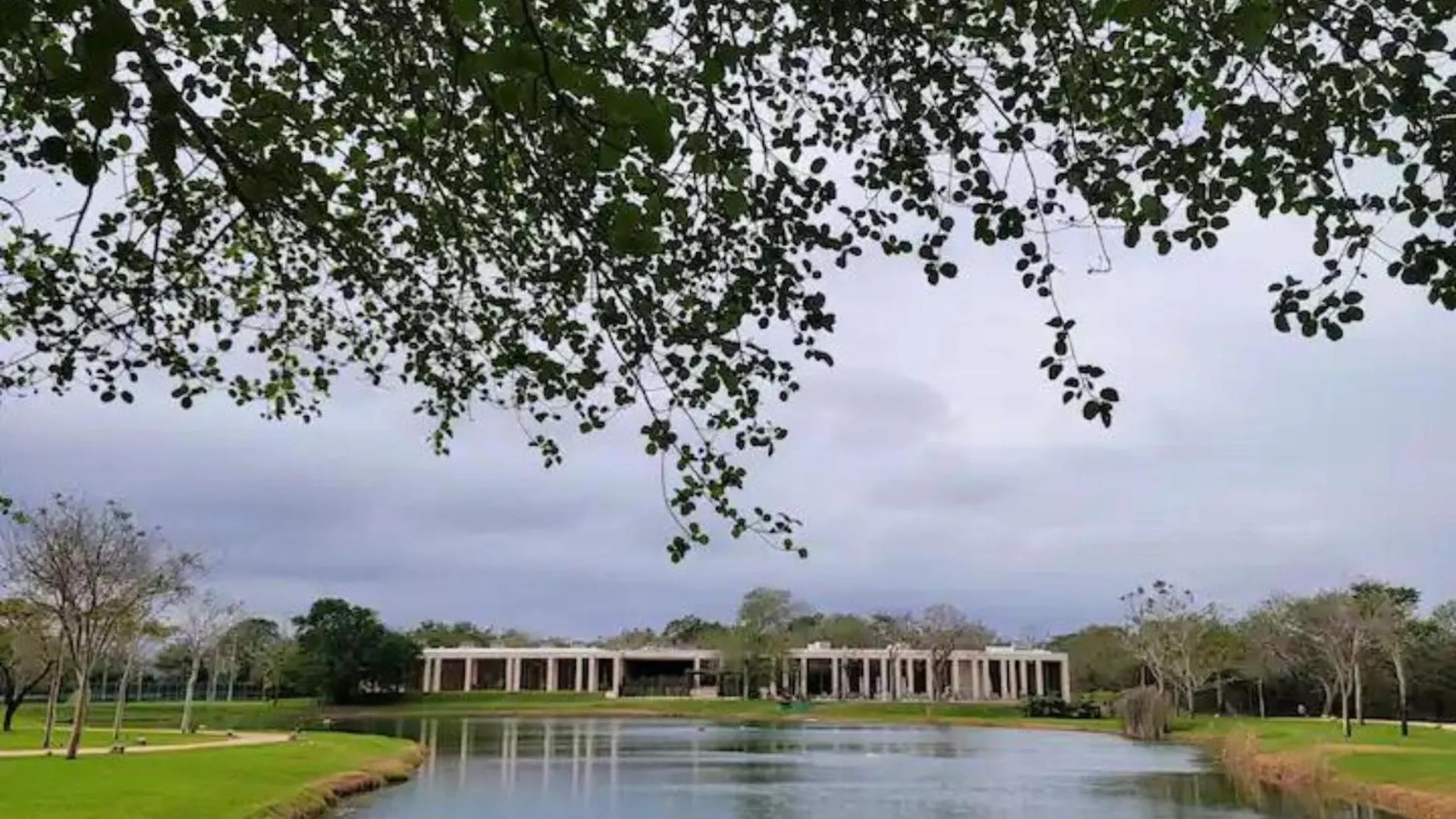 Luxurious Apartment With Charming Lake View In Merida